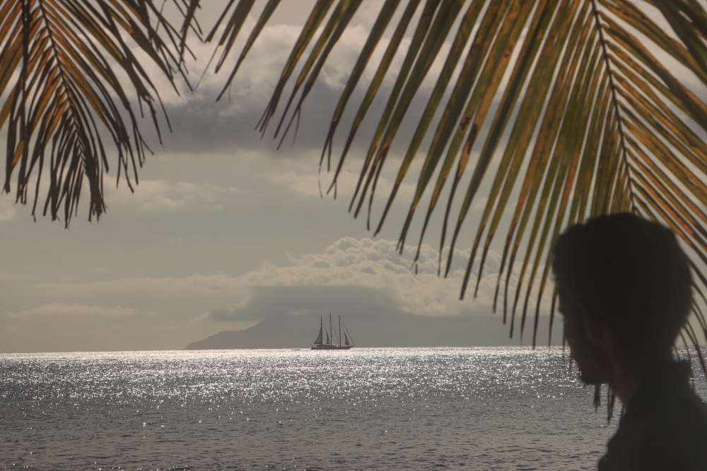 Seychellen; Mahé, Blick hinüber nach Silhouette