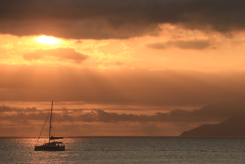 Seychellen; Sonnenuntergang über Silhouette