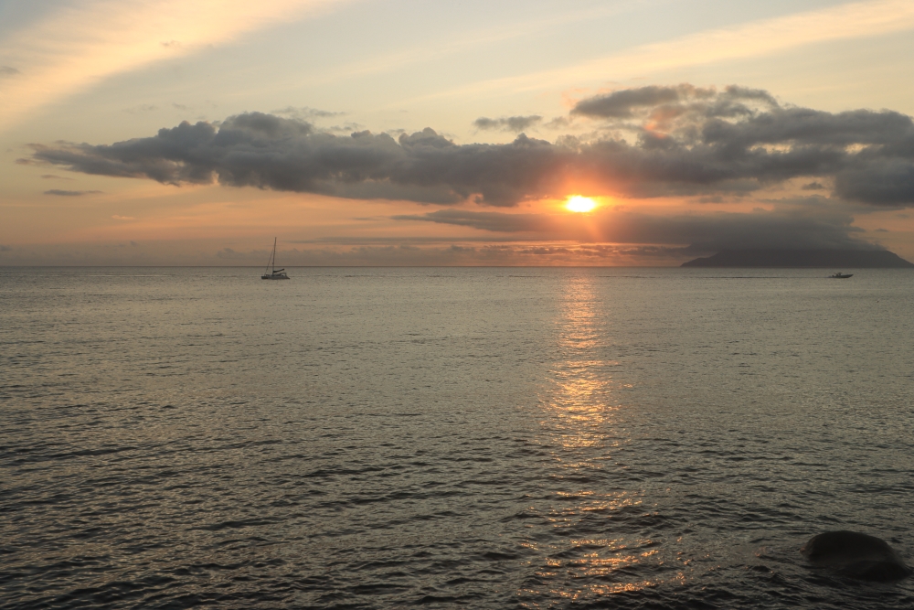 Seychellen; Sonnenuntergang von Mahé