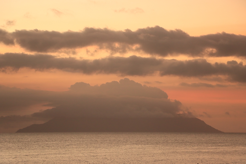 Seychellen; Insel Silhouette