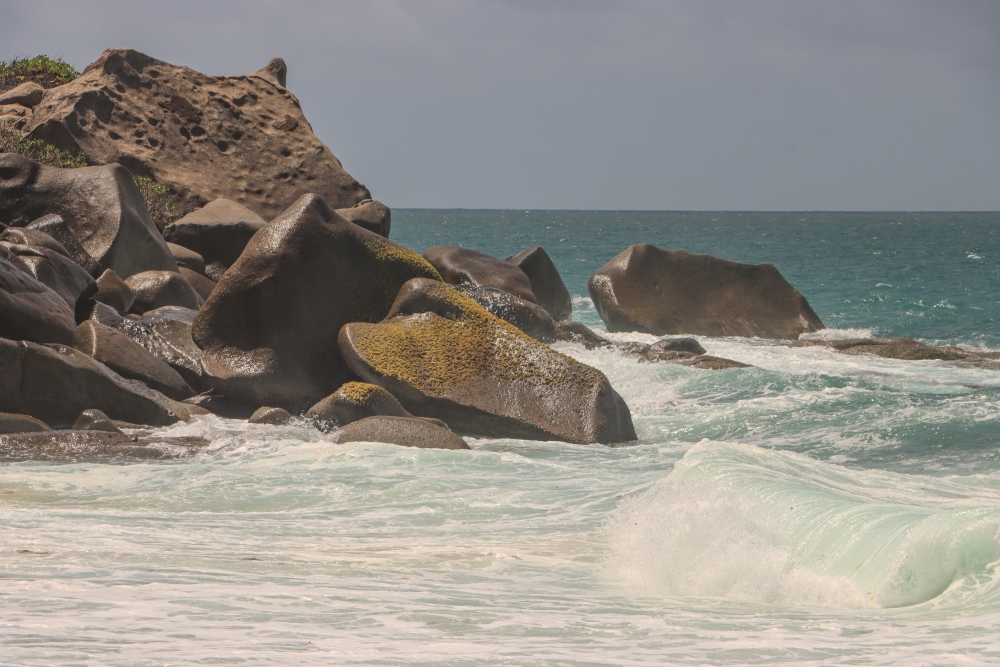 Seychellen; Mahé, Tosende Brandung im Nordosten