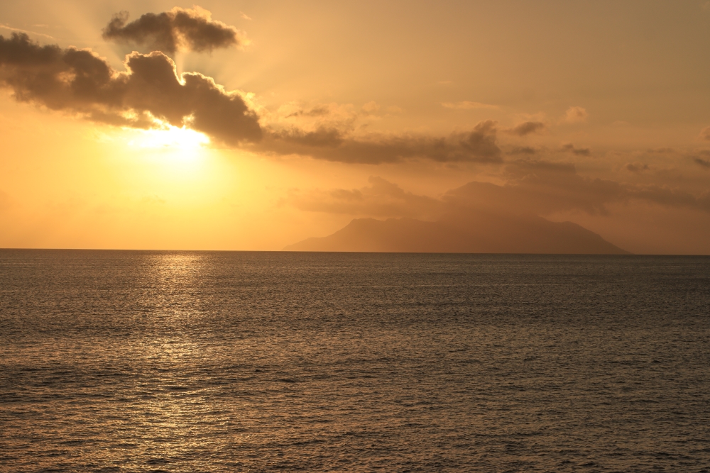 Seychellen; Insel Silhouette